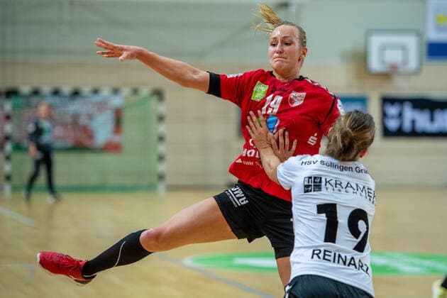 Lea Gruber SV Union Halle beats Mandy Reinarz Solingen by SV Union Halle Neustadt Wildcats vs HSV Solingen Gräfrath 76 Handball 2 Bundesliga Season 2019 2020 Copyright xVIADATAx xHolgerxJohnx Halle Saale Sachsen Anhalt Germany
