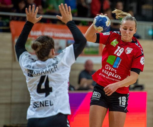 Lea Gruber SV Union Halle vs. Carina Senel Solingen SV Union Halle Neustadt Wildcats vs HSV Solingen Gräfrath 76 Handball 2 Bundesliga Season 2019 2020 Copyright xVIADATAx xHolgerxJohnx Halle Saale Sachsen Anhalt Germany