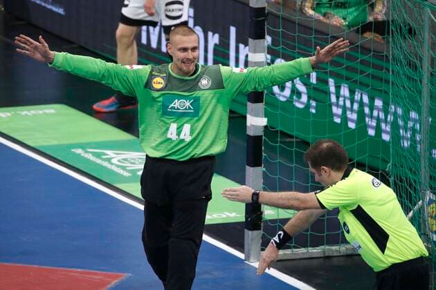 26 10 2019, TUI Arena, Hannover, Day of Handball , Germany GER vs. Croatia HRV , in picture Dario Quenstedt 44, GER cheers after the final siren, referee Radojko Brkic then gives seven meters for Croatia Germany vs. Croatia