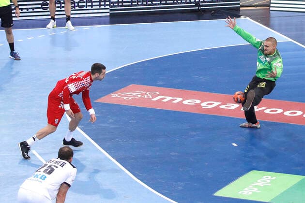 26 10 2019, TUI Arena, Hannover, Day of Handball , Germany GER vs. Croatia HRV , in picture Vlado Matanovic 36, HRV fails with the seven meter after the final whistle at Dario Quenstedt 44, GER Germany vs. Croatia