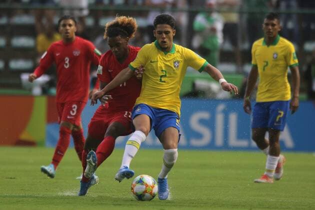 Brazilian player Yan Couto (C) disputes the ball with Canadian Jayden Nelson (2L) during the World Cup U-17 soccer match between national soccer teams of Brazil and Canada, at Bezerrao stadium in Brasilia, Brasil, 26 October 2019. Brazil vs. Canada !ACHTUNG: NUR REDAKTIONELLE NUTZUNG!  Copyright: xAndrexCoelhox AME6173 20191027-637077355615138456