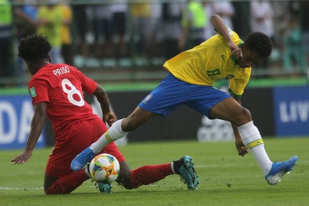 Brazilian player Talles Costa (R) disputes the ball with Canada s Ralph Priso during the World Cup U-17 soccer match between national soccer teams of Brazil and Canada, at Bezerrao stadium in Brasilia, Brasil, 26 October 2019. Brazil vs. Canada !ACHTUNG: NUR REDAKTIONELLE NUTZUNG!  Copyright: xAndrexCoelhox AME6171 20191027-637077355620457245