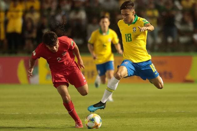 Brazilian player Matheus Araujo (R) plays a ball with Canadian Kobe Franklin during the World Cup U-17 soccer match between national soccer teams of Brazil and Canada, at Bezerrao stadium in Brasilia, Brasil, 26 October 2019. Brazil vs. Canada !ACHTUNG: NUR REDAKTIONELLE NUTZUNG!  Copyright: xAndrexCoelhox AME6222 20191027-637077356237835108