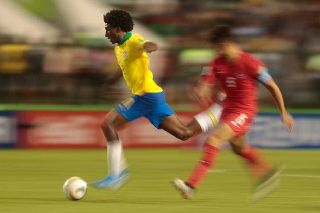 Brazilian player Talles Magno (L) plays a ball with Canadian GianFranco Facchineri during the World Cup U-17 soccer match between national soccer teams of Brazil and Canada, at Bezerrao stadium in Brasilia, Brasil, 26 October 2019. Brazil vs. Canada !ACHTUNG: NUR REDAKTIONELLE NUTZUNG!  Copyright: xAndrexCoelhox AME6223 20191027-637077356855044637