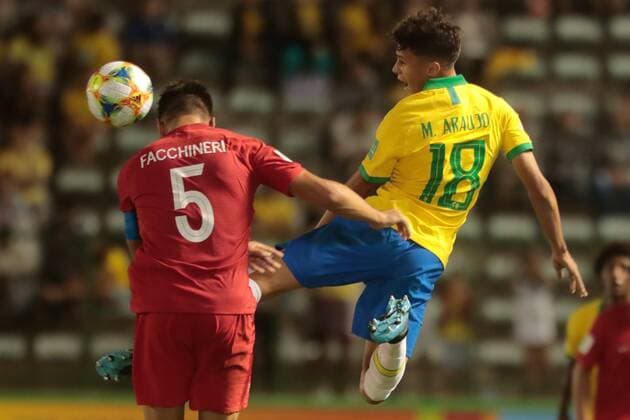 Brazilian player Matheus Araujo (R) plays a ball with Canadian GianFranco Facchineri during the World Cup U-17 soccer match between national soccer teams of Brazil and Canada, at Bezerrao stadium in Brasilia, Brasil, 26 October 2019. Brazil vs. Canada !ACHTUNG: NUR REDAKTIONELLE NUTZUNG!  Copyright: xAndrexCoelhox AME6224 20191027-637077356872388712