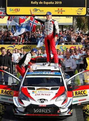 Bilder des Jahres 2019, Sport 10 Oktober Sport Themen der Woche KW43 Estonian driver Otto Tanak of Toyota Yaris WRC, Motorsport Rallye, WM team celebrates after becoming WRC World Champion following his second position on the Catalunya Rally Spain 2019, in Rodonya, Tarragona, Spain, October 27, 2019. Catalunya Rally Spain 2019 !ACHTUNG: NUR REDAKTIONELLE NUTZUNG!  Copyright: xEnricxFontcubertax GRAF7916 20191027-637077977695836398