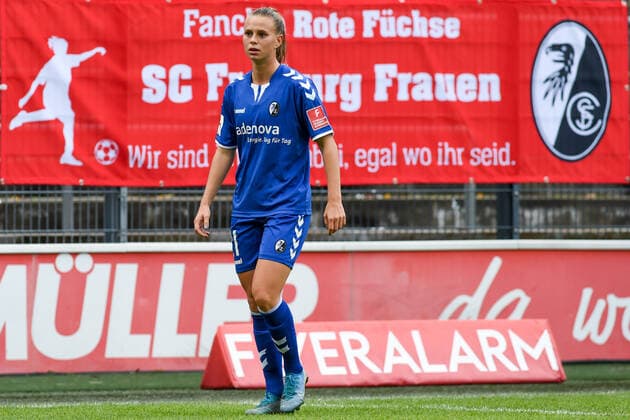 Klara Bühl Freiburg, 21 in front of a Freiburg banner, Freisteller, Ganzkörper, Einzelbild, Aktion, Action, 27 10 2019, Cologne Germany , Football, Flyeralarm Frauen Bundesliga, 1 FC Köln SC Freiburg, DFB DFL REGULATIONS PROHIBIT ANY USE OF PHOTOGRAPHS AS IMAGE SEQUENCES AND OR QUASI VIDEO xmhx