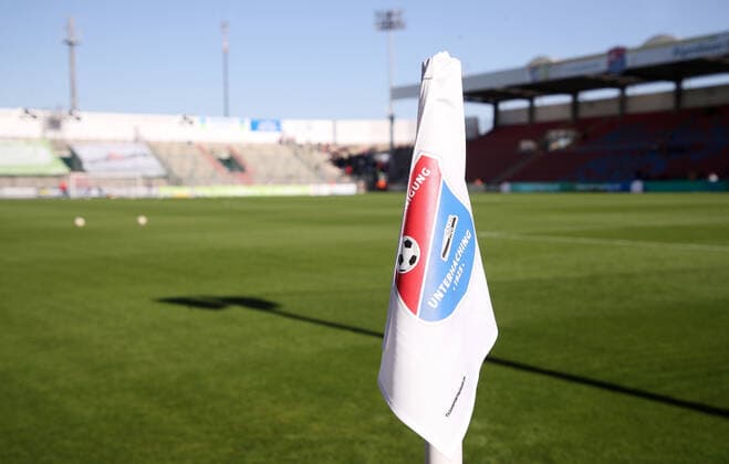Unterhaching, 26 10 2019, Sportpark Unterhaching, 3 Liga, 13 Spieltag , SpVgg Unterhaching vs FSV Zwickau 0 0 , In the picture stadium view with corner flag , According to the guidelines of the DFB Deutscher Fussballbund it is prohibited, to use or have used photographs taken in the stadium and or the match in the form of sequence pictures and or video-like photo series,