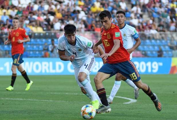 Pedri Gonzalez (R) of Spain vies for the ball with Kevin Lomonaco of Argentina during their World Cup Brazil 2019 U-17 between Spain and Argentina, at Kleber Andrade stadium in Vitoria, Brazil, 28 October 2019. Spain vs Argentina !ACHTUNG: NUR REDAKTIONELLE NUTZUNG!  Copyright: xGabrielxLordelox AME7175 20191028-637078990008737549