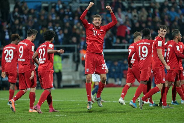 Bilder des Jahres 2019, Sport 10 Oktober Sport Bilder des Tages 29.10.2019, xovx, Fussball DFB Pokal 2.Runde, VfL Bochum - FC Bayern Muenchen emspor, Jubel nach dem Tor zum 1:2 durch Thomas Mueller (FC Bayern Muenchen), Aktion . (DFL DFB REGULATIONS PROHIBIT ANY USE OF PHOTOGRAPHS as IMAGE SEQUENCES and or QUASI-VIDEO) Bochum *** 29 10 2019, xovx, Soccer DFB Cup 2 Round, VfL Bochum FC Bayern Muenchen emspor, Cheers after the goal to 1 2 by Thomas Mueller FC Bayern Muenchen , Action DFL DFB REGULATIONS PROHIBIT ANY USE OF PHOTOGRAPHS as IMAGE SEQUENCES and or QUASI VIDEO Bochum