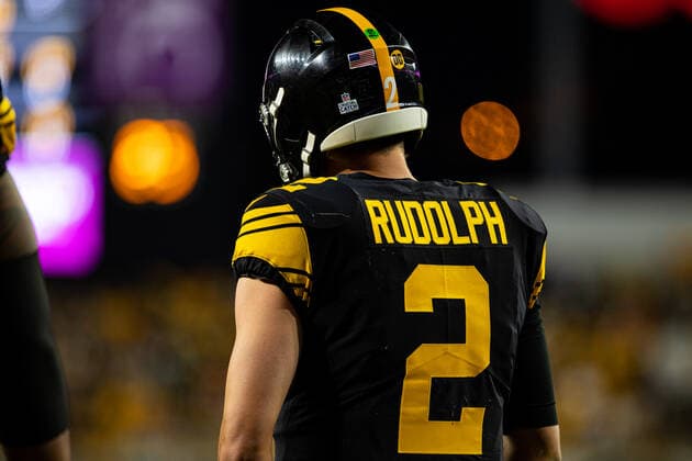 PITTSBURGH, PA - OCTOBER 28: Pittsburgh Steelers quarterback Mason Rudolph (2) looks on during the NFL, American Football Herren, USA football game between the Miami Dolphins and the Pittsburgh Steelers on October 28, 2019 at Heinz Field in Pittsburgh, PA. (Photo by Mark Alberti Icon Sportswire) NFL: OCT 28 Dolphins at Steelers Icon19102803524
