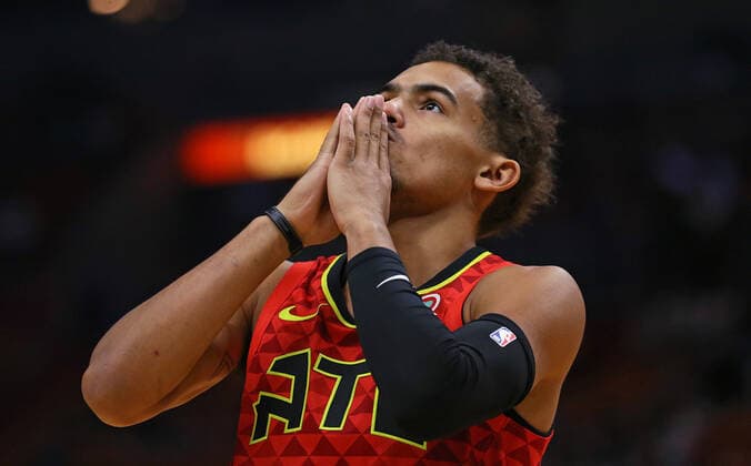 October 29, 2019, Miami, FL, USA: Atlanta Hawks guard Trae Young (11) looks on before the start of an NBA, Basketball Herren, USA basketball regular season game against the Miami Heat on Tuesday, Oct. 29, 2019 at the AmericanAirlines Arena in Miami, Fla. Butler returns, Herro sizzles as Heat rout Hawks, who lose Trae Young - ZUMAm67_ 20191029_zaf_m67_031 Copyright: xDavidxSantiagox
