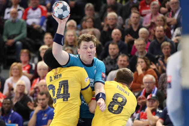 SG Flensburg Handewitt vs. FC Barcelona, Handball, EHF Champions League Group Phase, 30 10 19 Goran Soegard Johannsessen SG Flensburg Handewitt, 23 against Dika Mem FC Barcelona, 24 and Victor Tomas Gonzalez FC Barcelona, 08 Copyright: xBEAUTIFULxSPORTS MarioxM.xKobergx