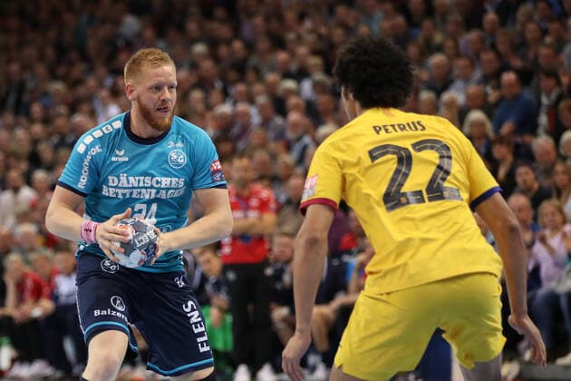 SG Flensburg Handewitt vs FC Barcelona, Handball, EHF Champions League Group Phase, 30 10 19 Jim Gottfridsson SG Flensburg Handewitt, 24 against Thiagus Petrus Goncalves Dos Santos FC Barcelona, 22 Copyright: xBEAUTIFULxSPORTS MarioxM.xKobergx
