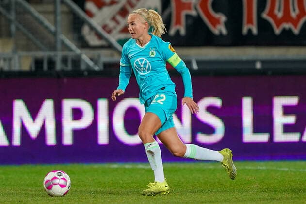 ENSCHEDE, THE NETHERLANDS - OCTOBER 30: Captain Pernille Harder of Vfl Wolfsburg goes forward during the UEFA Women s Champions League football match between FC Twente and Vfl Wolfsburg at De Grolsch Veste (FC Twente Stadium) on October 30, 2019 in Enschede, The Netherlands (Photo by Daniela Porcelli SPP)  Copyright: xDanielaxPorcellix 20191030-20-40-25-DJP06272
