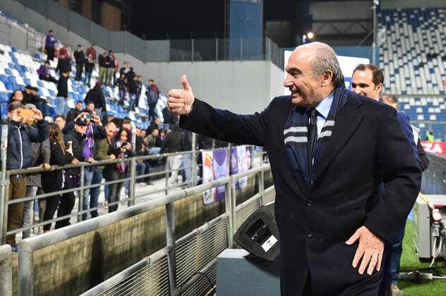 Photo Massimo Paolone LaPresse October 30, 2019 Reggio Emilia, Italy soccer Sassuolo vs Fiorentina - Italian Football Championship League A TIM 2019 2020 - Mapei stadium In the pic: Rocco Commisso (ACF Fiorentina) with the fans of Fiorentina  Copyright: xMassimoxPaolone LaPressex