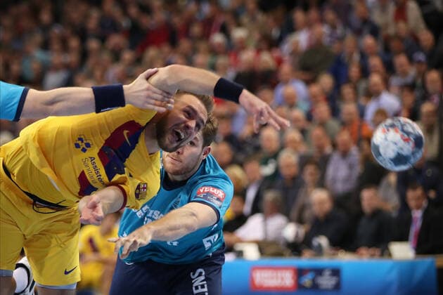 SG Flensburg Handewitt vs. FC Barcelona, Handball, EHF Champions League Group Phase, 30 10 19 Luka Cindric FC Barcelona, 25 against Johannes Golla SG Flensburg Handewitt, 04 Copyright: xBEAUTIFULxSPORTS MarioxM.xKobergx