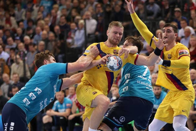 SG Flensburg Handewitt vs. FC Barcelona, Handball, EHF Champions League Group Phase, 30 10 19 Aron Palmarsson FC Barcelona, 34 against Johannes Golla SG Flensburg Handewitt, 04 and Magnus Roed SG Flensburg Handewitt, 77 Copyright: xBEAUTIFULxSPORTS MarioxM.xKobergx
