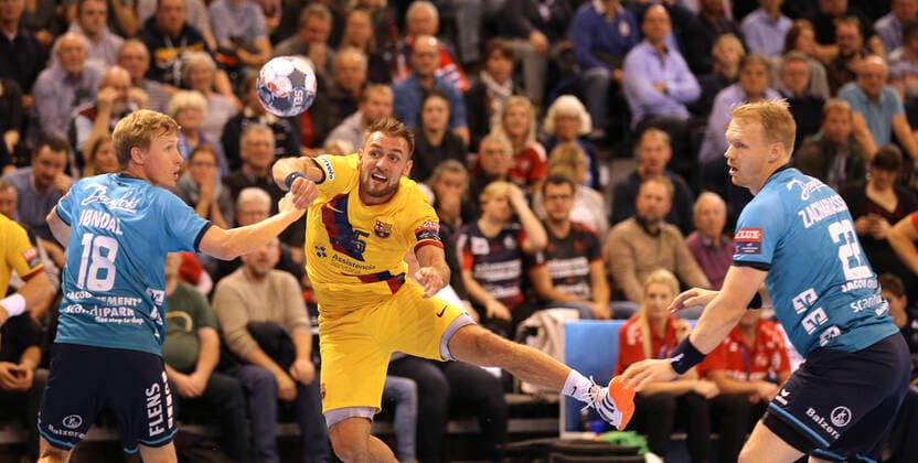Photo Scoring by Luka CINDRIC Barca against Magnus Jondal Flensburg and right Anders Zachariassen Handball Men Champions League Mi 30 10 2019 SG Flensburg Barcelona