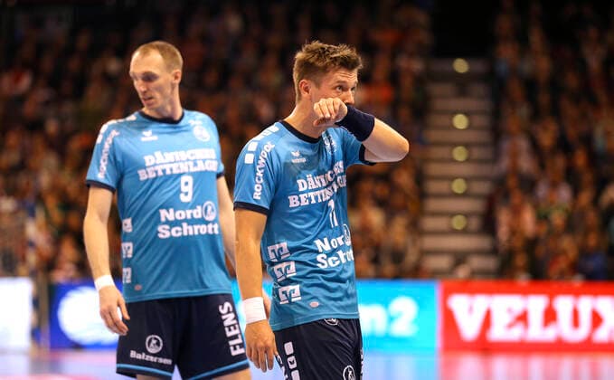 Photo skeptical expression at Lasse Svan Flensburg and back Holger Glandorf Handball Men Champions League Mi 30 10 2019 SG Flensburg Barcelona