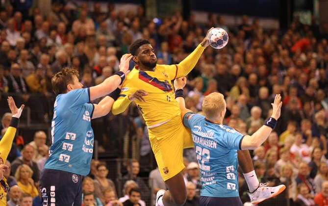 Photo on ball Dika MEM Barca against Anders Zachariassen right , Flensburg Handball Men Champions League Mi 30 10 2019 SG Flensburg Barcelona
