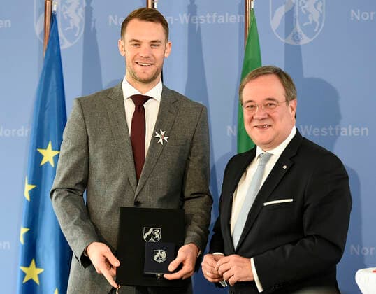 Sport Themen der Woche KW44 Bilder des Jahres 2019, Sport 10 Oktober Sport Bilder der Tages Verleihung des Verdienstordens des Landes Nordrhein-Westfalen an Manuel Neuer. Manuel Neuer,Torwart von Bayern München und der deutschen Nationalmannschaft bekam in der Staatskanzlei des Landes Nordrhein-Westfalen den Verdienstorden von NRW-Ministerpräsident Armin Laschet überreicht,fotografiert am 30.10.2019. Â *** Award of the Order of Merit of the State of North Rhine-Westphalia to Manuel Neuer Manuel Neuer, goalkeeper of Bayern Munich and the German national team was awarded the Order of Merit of NRW Minister President Armin Laschet in the State Chancellery of the State of North Rhine-Westphalia, photographed on 30 10 2019 Â