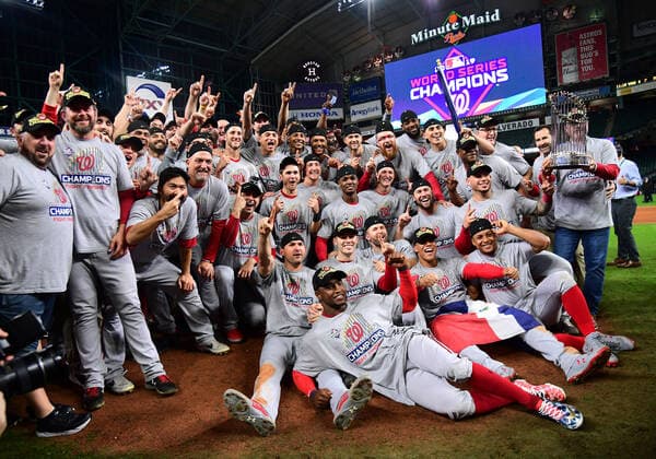 Bilder des Jahres 2019, Sport 10 Oktober Sport Bilder des Tages Members of the Washington Nationals pose after the Nationals won the 2019 World Series defeating the Houston Astros in game 7 at Minute Maid Park in Houston on Tuesday, October 30, 2019. This is the first time in franchise history the Nationals have won the World Series.  WSP20191030318 KEVINxDIETSCH