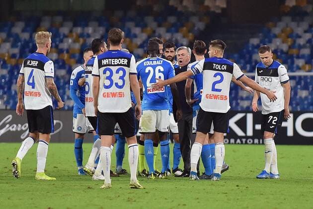 IPP20191030 Football - soccer: Serie A, SSC Neapel - Atalanta Bergamo, Carlo Ancelotti allenatore napoli si lamenta a centrocampo circondato dai giocatori di entrambe le squadre (Verwendung nur in Deutschland - GERMANY ONLY) *** IPP20191030 Football soccer Serie A, SSC Naples Atalanta Bergamo, Carlo Ancelotti allenatore napoli si lamenta a centrocampo circondato dai giocatori di entrambe le squadre Use only in Germany GERMANY ONLY 