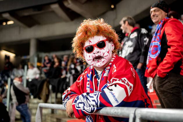 Sport Bilder des Tages Bilder des Jahres 2019, Sport 10 Oktober 31.10.2019 - Eishockey - Saison 2019 2020 - DEL - 16. Spieltag: Thomas Sabo Ice Tigers Icetigers Nürnberg - Eisbären Berlin - ThHa - Impression Red Party verkleideter Fan *** 31 10 2019 Ice Hockey Season 2019 2020 DEL 16 Matchday Thomas Sabo Ice Tigers Icetigers Nuremberg Eisbären Berlin ThHa Impression Red Party disguised fan
