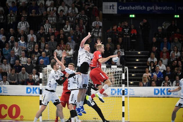 Julis Kühn Melsungen in front of Patrick Wiencek THW Kiel , Handball Bundesliga, Liqui Moly HBL, Men, 11 Matchday, THW Kiel vs Melsungen, 31 10 19 Kiel Sparkassen Arena Schleswig Holstein Germany