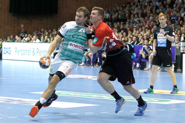 31 10 2019, Swiss Life Hall, Hannover, Ligaspiel, 1 League, TSV Hannover Burgdorf vs HSG Nordhorn Lingen, in picture Fabian Boehm 20, Han Burgdorf in duel with Luca de Boer 19, Nordhorn TSV Hannover Burgdorf vs HSG Nordhorn Lingen