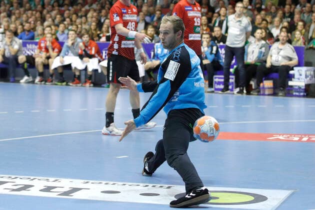 31 10 2019, Swiss Life Hall, Hannover, Ligaspiel, 1 League, TSV Hannover Burgdorf vs HSG Nordhorn Lingen, in picture Bart Ravensbergen 1, Nordhorn defends the ball from TSV Hannover Burgdorf vs HSG Nordhorn Lingen