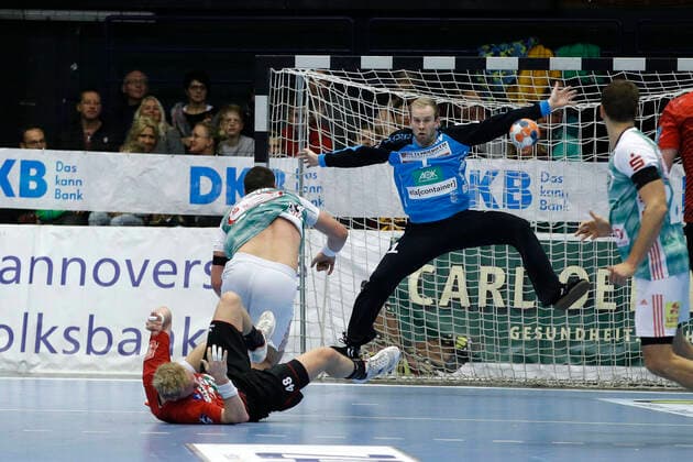 31 10 2019, Swiss Life Hall, Hannover, Ligaspiel, 1 League, TSV Hannover Burgdorf vs HSG Nordhorn Lingen, in the picture Ilija Brozovic 44, Han Burgdorf in the duel with Julian Possehl 48, Nordhorn and following goal throw TSV Hannover Burgdorf vs HSG Nordhorn Lingen