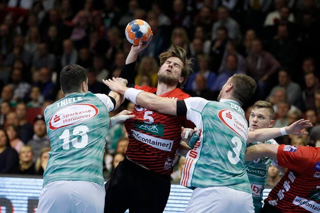 31 10 2019, Swiss Life Hall, Hannover, league game, 1 league, TSV Hannover Burgdorf vs. HSG Nordhorn Lingen, in picture Joshua Thiele 13, Han Burgdorf and Nejc Cehte 3, Han Burgdorf in duel with Lutz Heiny 5, Nordhorn TSV Hannover Burgdorf vs. HSG Nordhorn Lingen