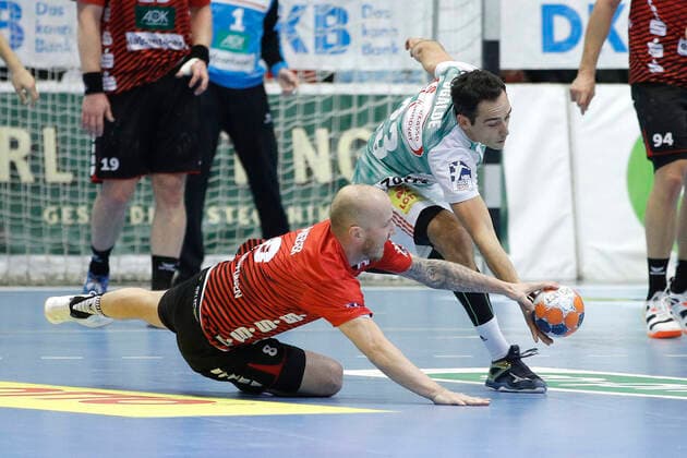 31 10 2019, Swiss Life Hall, Hannover, Ligaspiel, 1 League, TSV Hannover Burgdorf vs HSG Nordhorn Lingen, in picture Robert Weber 8, Nordhorn in duel with Christian Ugalde Garcia 23, Han Burgdorf TSV Hannover Burgdorf vs HSG Nordhorn Lingen