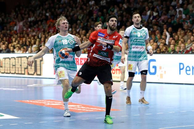 31 10 2019, Swiss Life Hall, Hannover, Ligaspiel, 1 League, TSV Hannover Burgdorf vs HSG Nordhorn Lingen, in picture Pavel Mickal 9, Nordhorn at the goal throw TSV Hannover Burgdorf vs HSG Nordhorn Lingen
