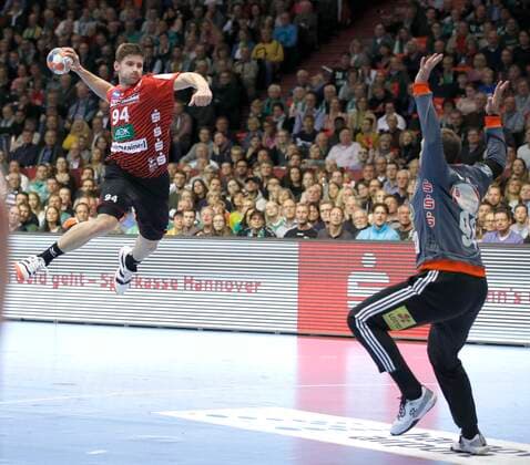 31 10 2019, Swiss Life Hall, Hannover, league game, 1 league, TSV Hannover Burgdorf vs. HSG Nordhorn Lingen, in picture Georg Poehle 94, Nordhorn scoring against Urban Lesjak 90, Han Burgdorf TSV Hannover Burgdorf vs. HSG Nordhorn Lingen