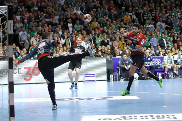 31 10 2019, Swiss Life Hall, Hannover, league game, 1 league, TSV Hannover Burgdorf vs. HSG Nordhorn Lingen, in the picture Urban Lesjak 90, Han Burgdorf can not defend the ball of Pavel Mickal 9, Nordhorn TSV Hannover Burgdorf vs. HSG Nordhorn Lingen
