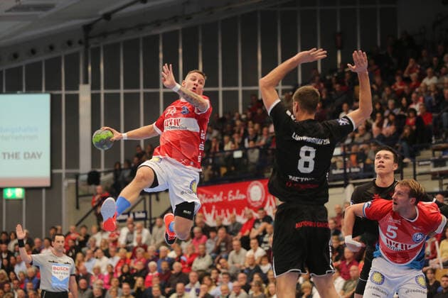 Linus Arnesson Bergischer HC, 24 in the throw against Gunnar Dietrich Ludwigshafen, 8 in the game TSG Ludwigshafen Friesenheim vs. Bergischer HC in the 1 Handball Bundesliga on 31 10 2019, TSG Ludwigshafen Friesenheim Bergischer HC, Handball, 1 Bundesliga, 31 10 2019 Ludwigshafen Copyright: xEibner-Pressefotox xMichaelxBermelx