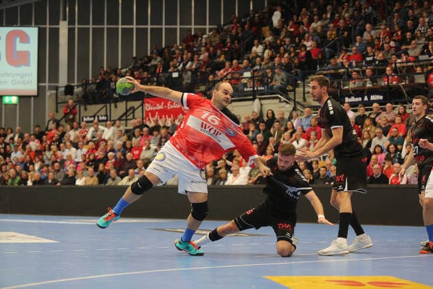 Rafael Baena Gonzalez Bergischer HC, 16 in the throw against Kai Dippe Ludwigshafen, 43 in the game TSG Ludwigshafen Friesenheim vs. Bergischer HC in the 1 Handball Bundesliga on 31 10 2019, TSG Ludwigshafen Friesenheim Bergischer HC, Handball, 1 Bundesliga, 31 10 2019 Ludwigshafen Copyright: xEibner-Pressefotox xMichaelxBermelx