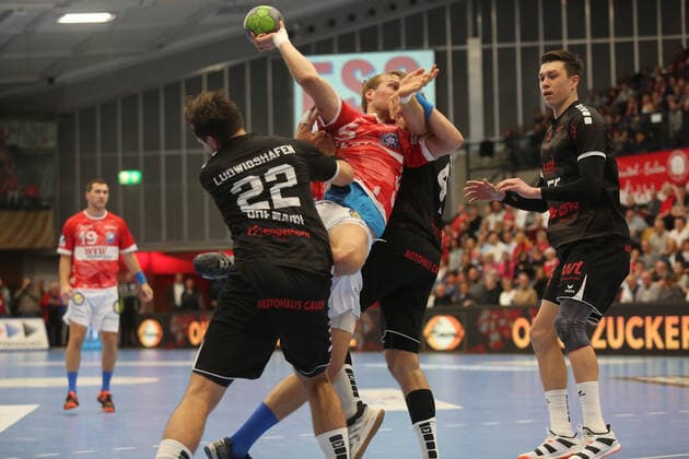Max Darj Bergischer HC, 5 in the duel with Kai Dippe Ludwigshafen, 43 and Jannik Hofmann Ludwigshafen, 22 in the game TSG Ludwigshafen Friesenheim vs. Bergischer HC in the 1 Handball Bundesliga on 31 10 2019, TSG Ludwigshafen Friesenheim Bergischer HC, Handball, 1 Bundesliga, 31 10 2019 Ludwigshafen Copyright: xEibner-Pressefotox xMichaelxBermelx