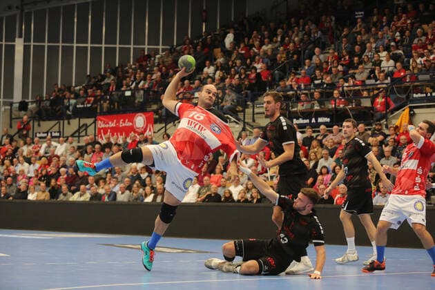 Rafael Baena Gonzalez Bergischer HC, 16 in the throw against Kai Dippe Ludwigshafen, 43 in the game TSG Ludwigshafen Friesenheim vs. Bergischer HC in the 1 Handball Bundesliga on 31 10 2019, TSG Ludwigshafen Friesenheim Bergischer HC, Handball, 1 Bundesliga, 31 10 2019 Ludwigshafen Copyright: xEibner-Pressefotox xMichaelxBermelx