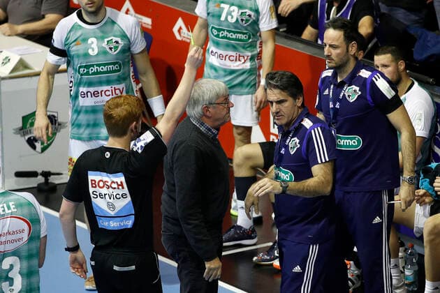 31 10 2019, Swiss Life Hall, Hannover, Ligaspiel, 1 League, TSV Hannover Burgdorf vs HSG Nordhorn Lingen, in the picture referee David Hannes shows Carlos Ortega coach, Han Burgdorf the yellow card because of bleating TSV Hannover Burgdorf vs HSG Nordhorn Lingen