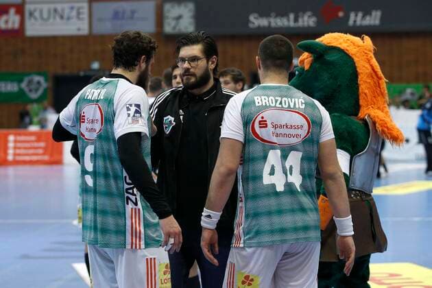 31 10 2019, Swiss Life Hall, Hannover, Ligaspiel, 1 League, TSV Hannover Burgdorf vs HSG Nordhorn Lingen, in picture Mait Patrail 9, Han Burgdorf , the injured Evgeni Pevnov 14, Han Burgdorf and Ilija Brozovic 44, Han Burgdorf after the narrow victory TSV Hannover Burgdorf vs HSG Nordhorn Lingen
