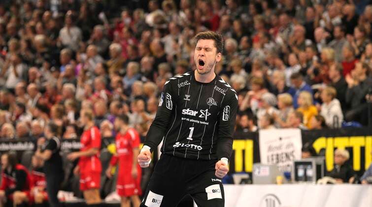 Photo Victory celebration with the players Goalkeeper Niklas Landin Jacobsen Kiel Handball Men 1 Bundesliga am Do 31 10 2019 THW Kiel SG Melsungen 38 26