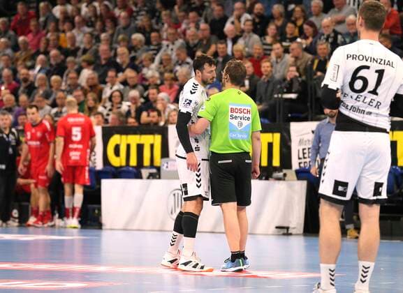 Photo red card against Domagoj Duvnjak Kiel , right Schiri Lars Geipel Handball men 1 Bundesliga am Do 31 10 2019 THW Kiel SG Melsungen 38 26