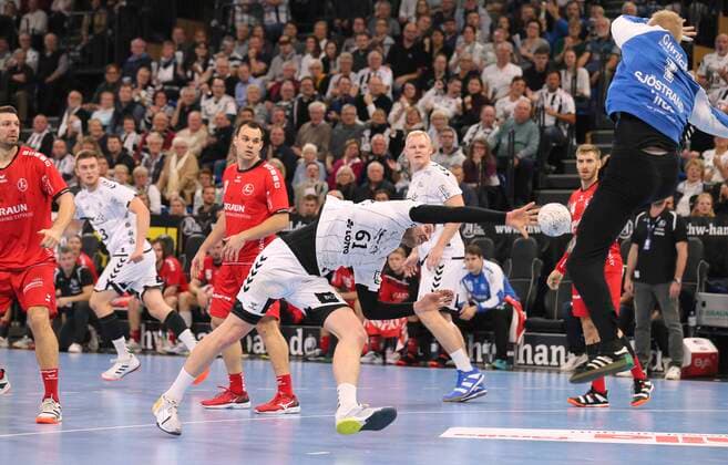 Photo Hendrik Pekeler Kiel throws against goalkeeper Johan Sjöstrand Handball Men 1 Bundesliga on Do 31 10 2019 THW Kiel SG Melsungen 38 26