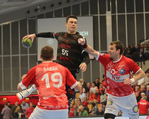 Azat Valiullin Ludwigshafen, 55 in the throw against Csaba Szuecs Bergischer HC, 20 and Tomas Babak Bergischer HC, 19 in the game TSG Ludwigshafen Friesenheim vs. Bergischer HC in the 1 Handball Bundesliga on 30 10 2019, TSG Ludwigshafen Friesenheim Bergischer HC, Handball, 1 Bundesliga, 30 10 2019 Ludwigshafen Copyright: xEibner-Pressefotox xMichaelxBermelx