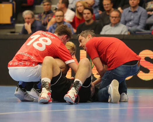 Yannick Fraatz Bergischer HC, 18 takes care of the injured Max Neuhaus Ludwigshafen, 37 at the game TSG Ludwigshafen Friesenheim vs. Bergischer HC in the 1 Handball Bundesliga on 30 10 2019, TSG Ludwigshafen Friesenheim Bergischer HC, Handball, 1 Bundesliga, 30 10 2019 Ludwigshafen Copyright: xEibner-Pressefotox xMichaelxBermelx