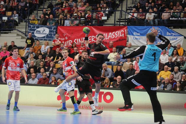 Jannik Hofmann Ludwigshafen, 22 in throw against Christopher Rudeck Bergischer HC, 1 in game TSG Ludwigshafen Friesenheim vs. Bergischer HC in 1 Handball Bundesliga on 30 10 2019, TSG Ludwigshafen Friesenheim Bergischer HC, Handball, 1 Bundesliga, 30 10 2019 Ludwigshafen Copyright: xEibner-Pressefotox xMichaelxBermelx
